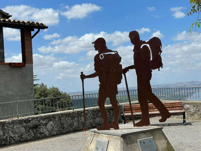 Beeld pelgrims bovenop de burcht van Montefiascone