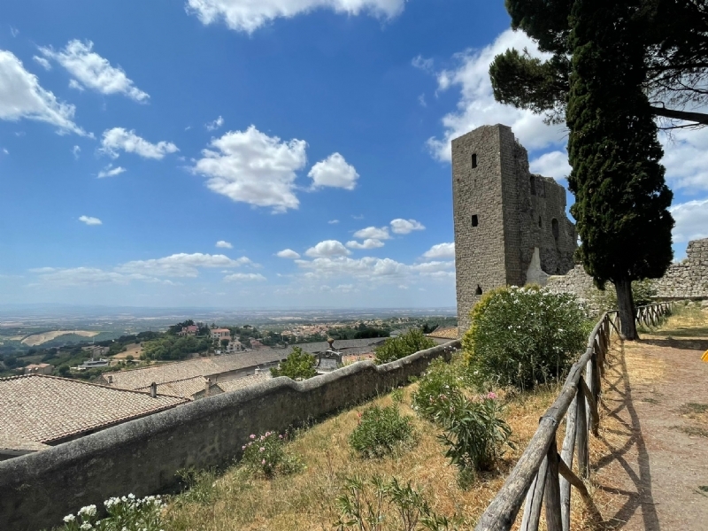 Zicht op het achterland vanaf de toren van Montefiascone Zicht op het achterland vanaf de toren van Montefiascone