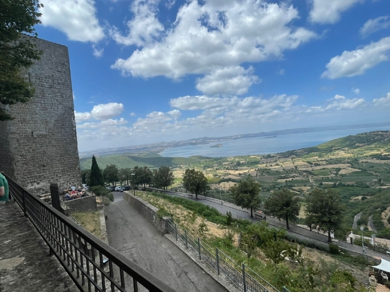 Zicht op het meer vanaf de de burcht van Montefiascone