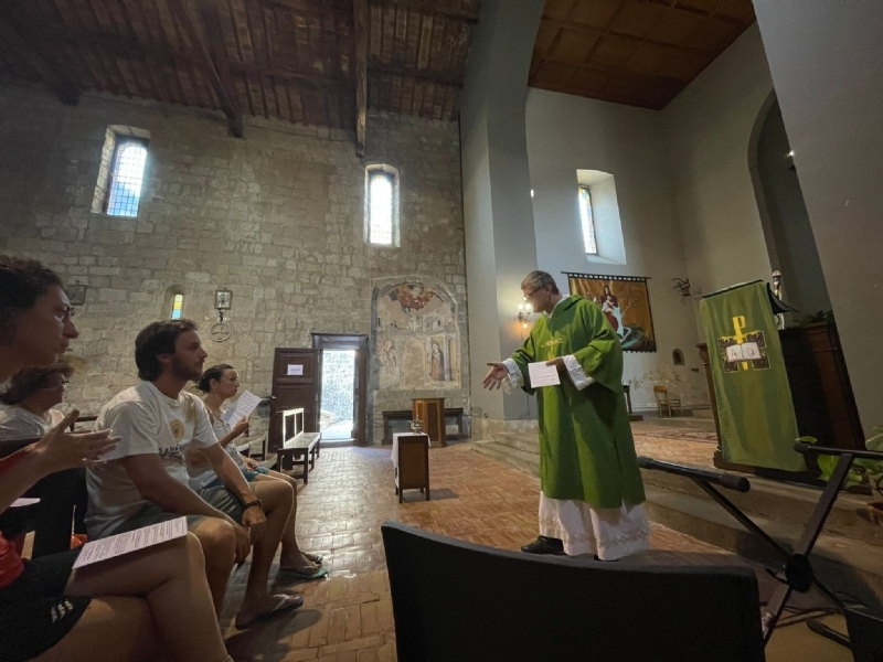 In het ostello waar ik nu zit werd nog een soort korte dienst gehouden voor de aanwezige pelgrims In het ostello waar ik nu zit werd nog een soort korte dienst gehouden voor de aanwezige pelgrims