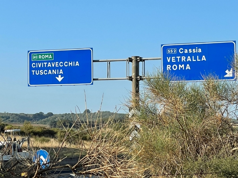 Zelfs op de snelweg, die ik passeerde leiden alle wegen naar Rome