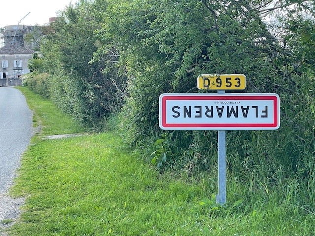 Dit is vast een vorm van protest, misschien wel van de Franse Boer Burger Beweging. Overal gedraaide borden Dit is vast een vorm van protest, misschien wel van de Franse Boer Burger Beweging. Overal gedraaide borden